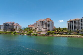 Palazzo Del Sol/Della Luna in Miami Beach, FL - Building Photo - Building Photo