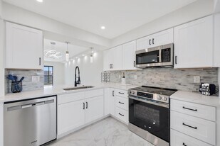7290 Kinghurst Dr in Delray Beach, FL - Building Photo
