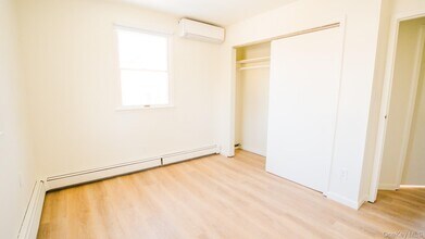 5 Pearsall Pl in Babylon, NY - Building Photo - Building Photo