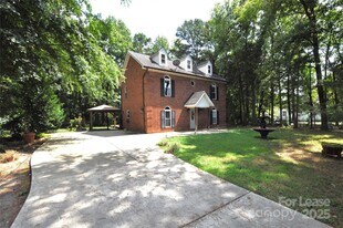 1710 Kimway Ct in Matthews, NC - Building Photo