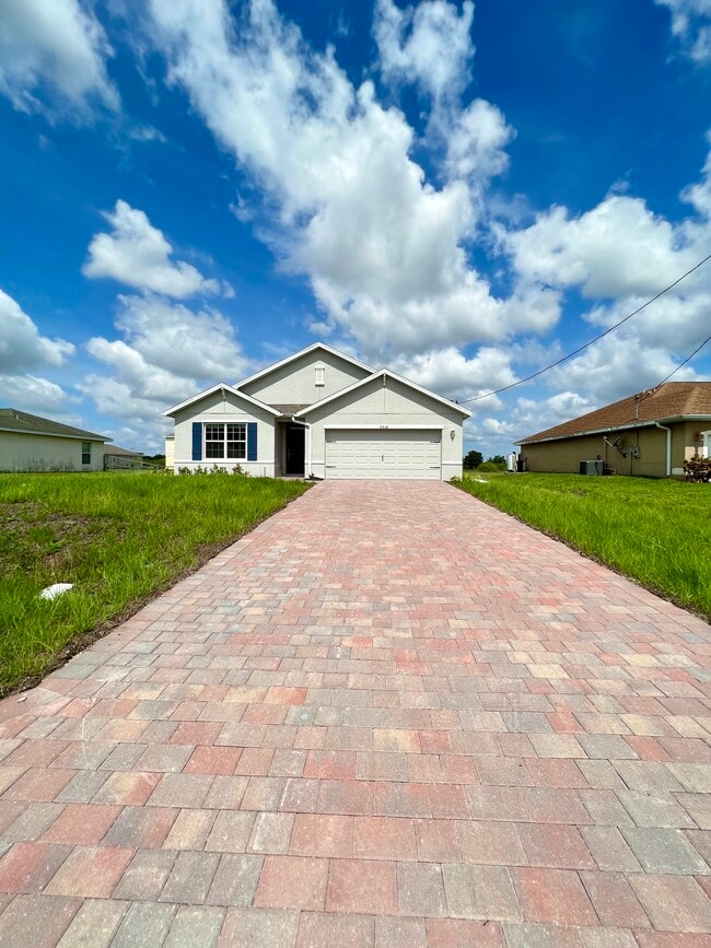 2518 NE 6th Pl in Cape Coral, FL - Building Photo - Building Photo