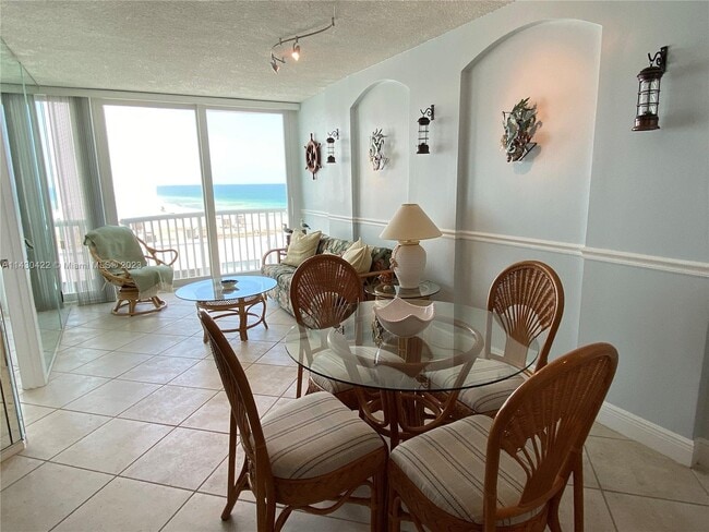 5401 Collins Ave, Unit 809 in Miami, FL - Foto de edificio - Building Photo