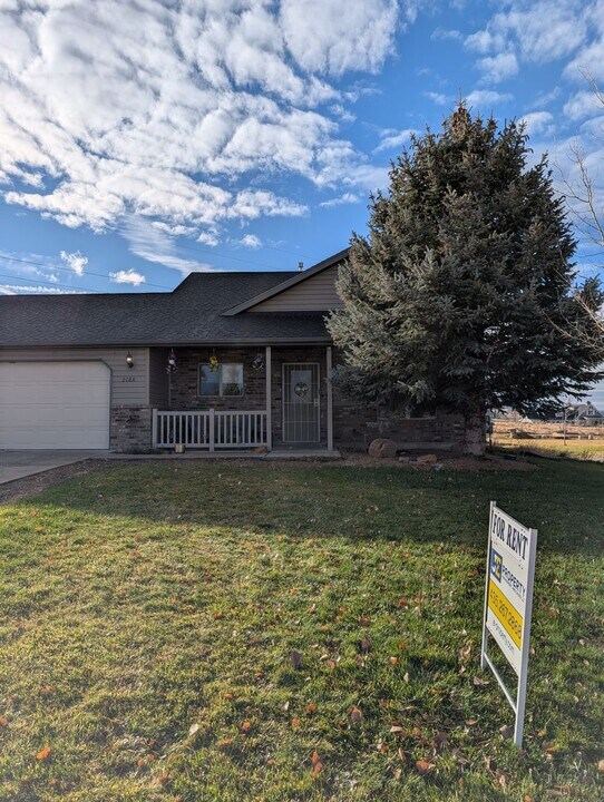 2088 Saddleback View Dr in Enoch, UT - Building Photo