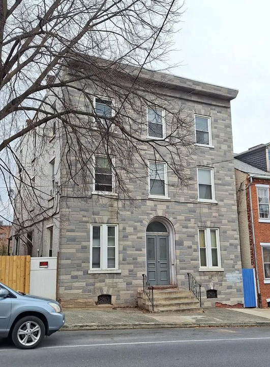 233 W Chestnut St in Lancaster, PA - Building Photo