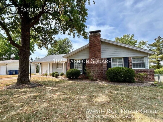 1025 Fashion Square