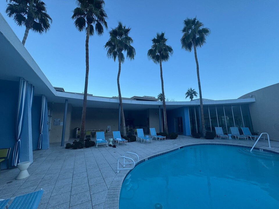 810 E Palm Canyon Dr in Palm Springs, CA - Building Photo