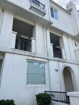 104 W Santa Clara St in Ventura, CA - Building Photo