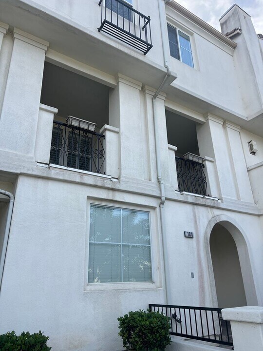 104 W Santa Clara St in Ventura, CA - Building Photo