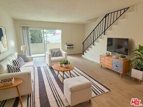 10840 Camarillo St in Los Angeles, CA - Building Photo - Building Photo