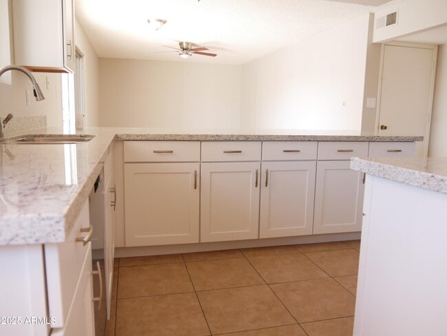 1719 N Circle Dr in Tempe, AZ - Foto de edificio - Building Photo