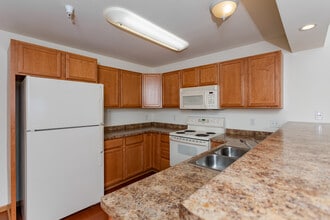 MCCOMB PLACE APARTMENTS in Stoughton, WI - Foto de edificio - Interior Photo