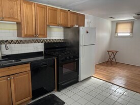 556 Hartmann Ln in Wilmette, IL - Building Photo