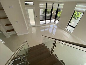 8248 NW 48th Ter in Doral, FL - Building Photo - Building Photo