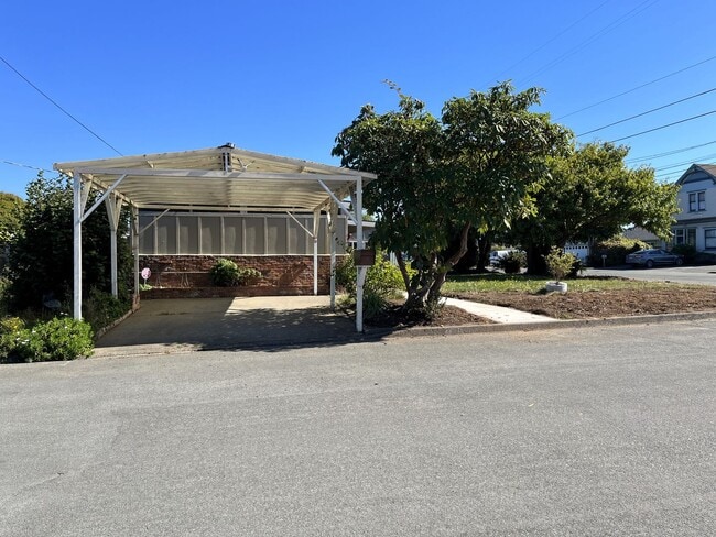 2297 Hillcrest Ave in Eureka, CA - Building Photo - Building Photo