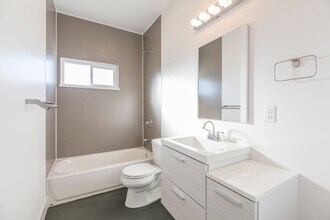 2800 E Yesler Wy in Seattle, WA - Building Photo - Building Photo