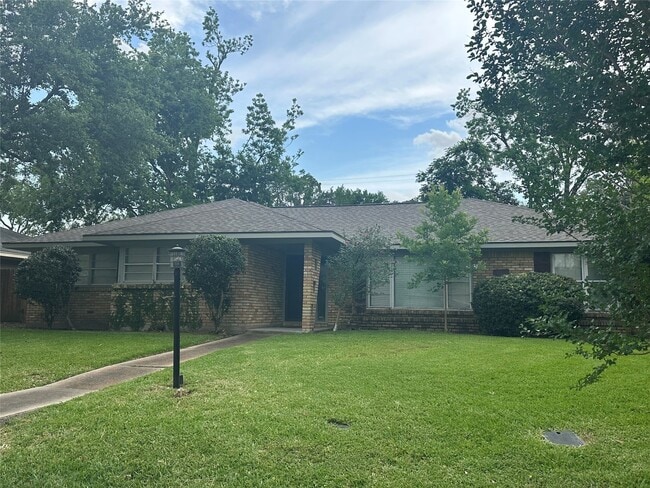 3611 Broadmead Dr