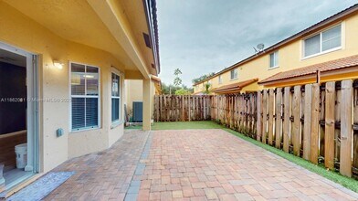 238 Magnolia Ave in Davie, FL - Foto de edificio - Building Photo