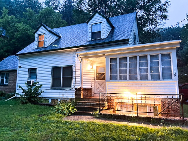 1722 Broadway St N, Unit 4