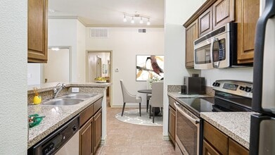 Crest Manor in Lewisville, TX - Building Photo - Building Photo