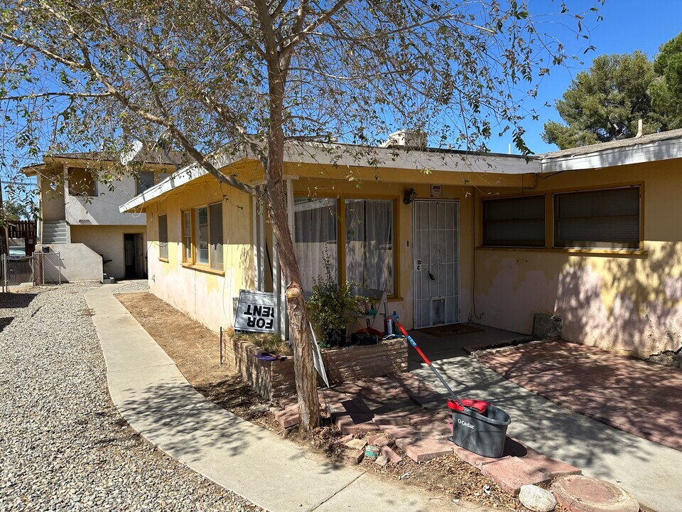 44321 Cedar Ave, Unit 44321 in Lancaster, CA - Building Photo