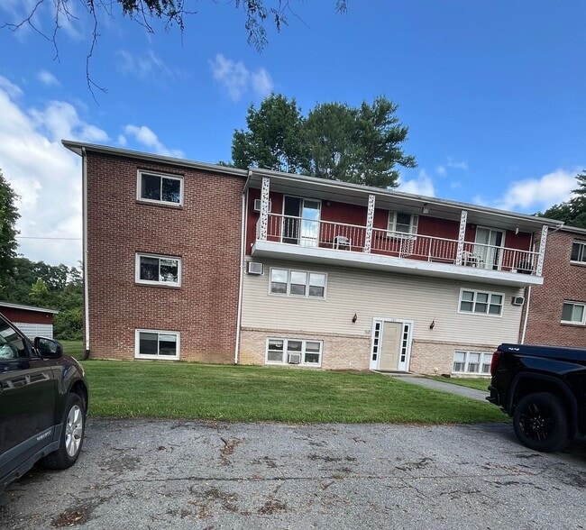 382 River St in Springfield, VT - Foto de edificio - Building Photo