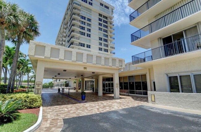 2121 N Ocean Blvd in Boca Raton, FL - Foto de edificio - Building Photo