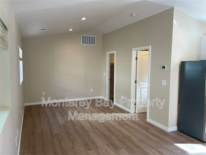 154 Carmel Ave in Pacific Grove, CA - Foto de edificio - Building Photo