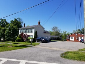 10522 Old Taylorsville Rd, Unit 1 in Louisville, KY - Foto de edificio - Building Photo