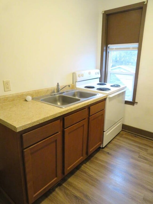 1202 13th Ave E in Menomonie, WI - Building Photo - Building Photo