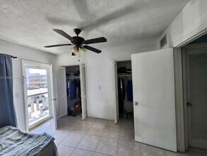 467 Golden Isles Dr in Hallandale Beach, FL - Building Photo - Building Photo