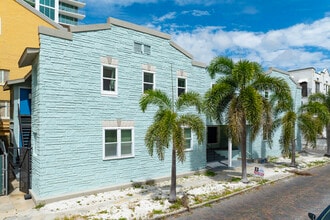 Mirror Lake Apartments in St. Petersburg, FL - Building Photo - Building Photo