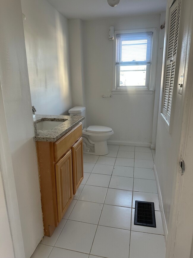 131 Sayre St, Unit 2nd Fl in Elizabeth, NJ - Foto de edificio - Building Photo