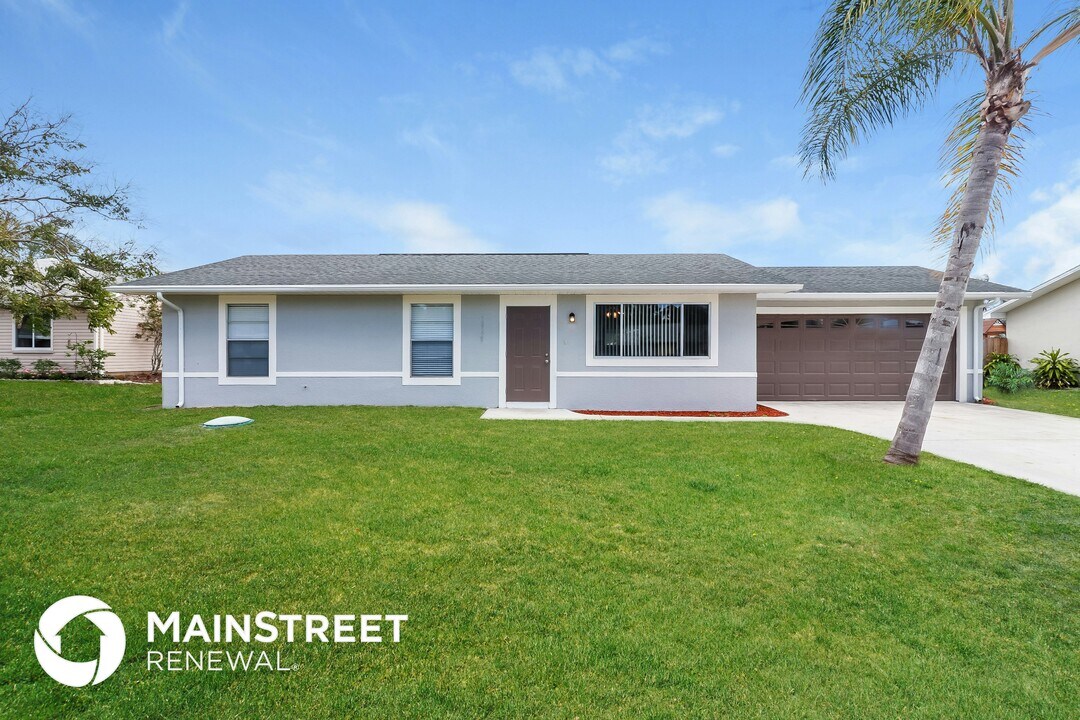 18529 Phlox Dr in Ft. Myers, FL - Building Photo