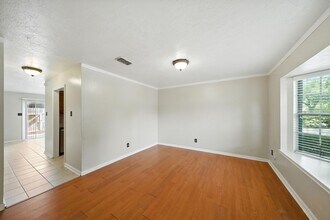 10666 Hazelhurst Dr in Houston, TX - Building Photo - Building Photo
