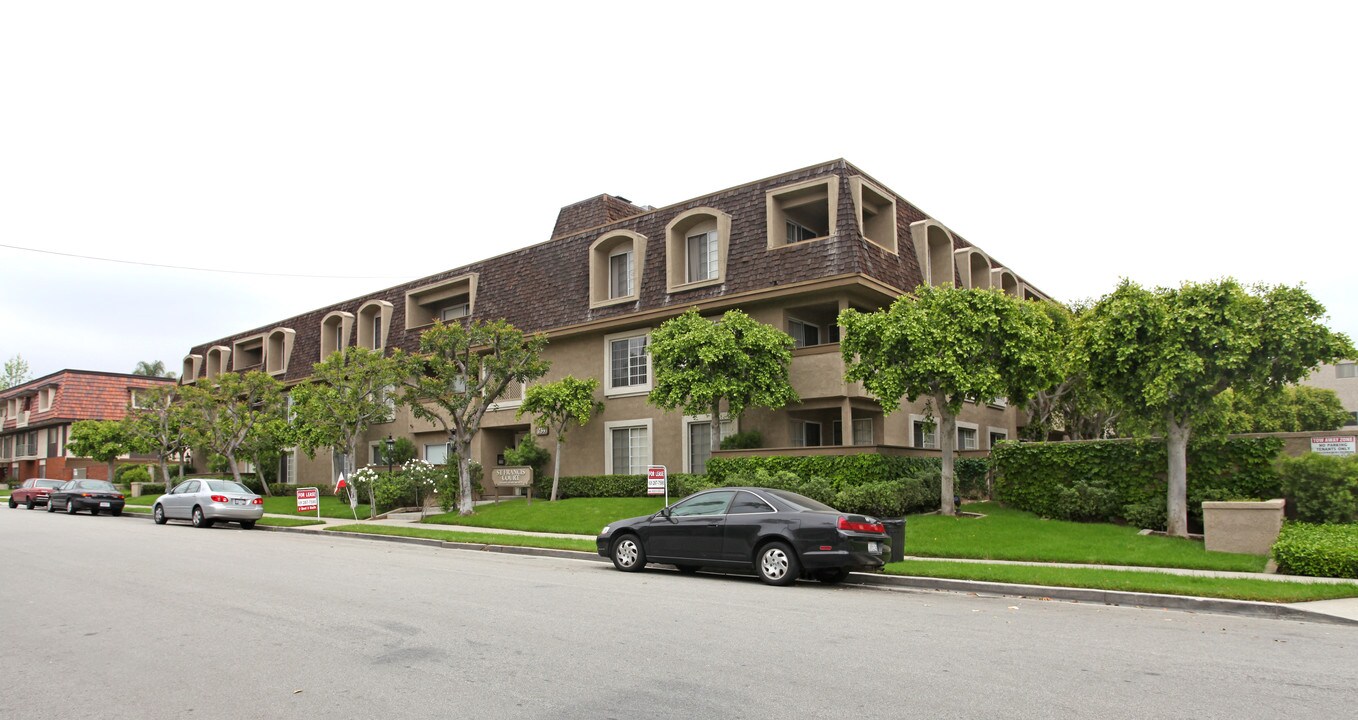 St. Francis Court in San Gabriel, CA - Foto de edificio