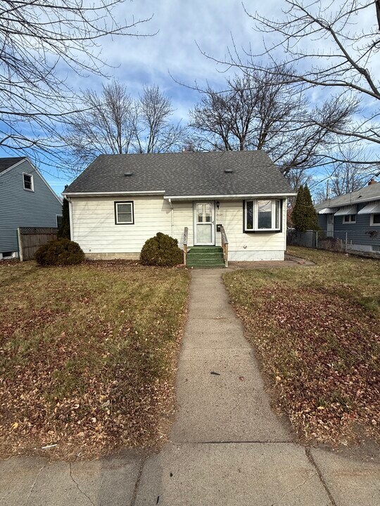 2021 Veterans Dr in St. Cloud, MN - Building Photo