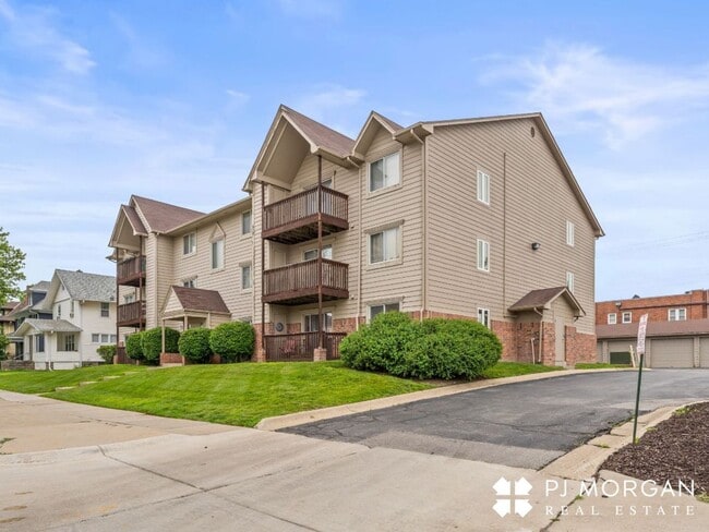 5016 California St in Omaha, NE - Foto de edificio - Building Photo