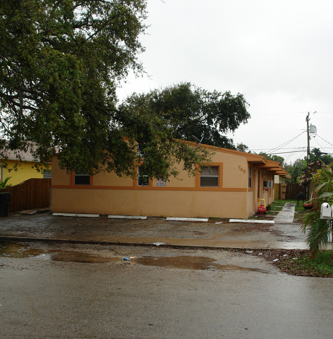 725 SW 6th St in Dania Beach, FL - Building Photo - Building Photo