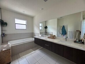 10240 NW 76th Terrace in Doral, FL - Building Photo - Building Photo