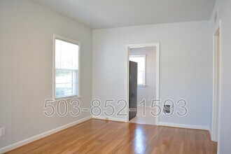 5034 SE 75th Ave in Portland, OR - Building Photo - Building Photo