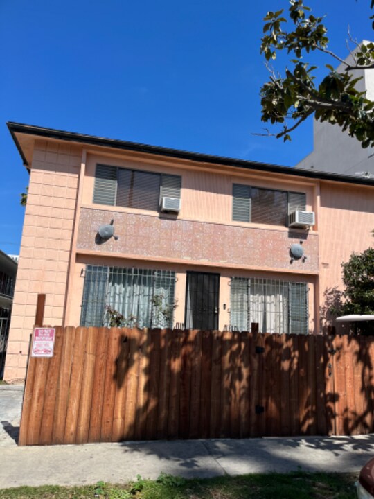 5743 La Mirada Ave in Los Angeles, CA - Building Photo