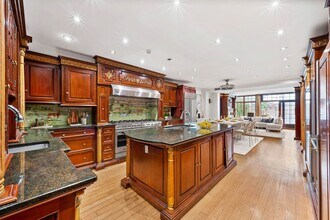 313 W 71st St in New York, NY - Building Photo - Building Photo