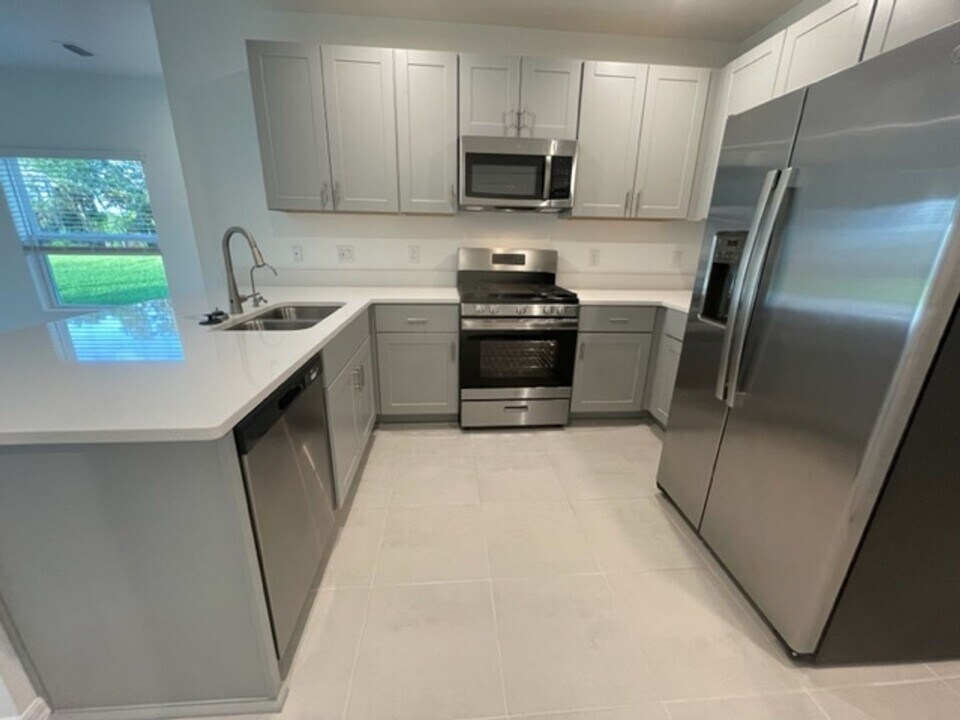 6313 Springmont Lp in Rubonia, FL - Building Photo