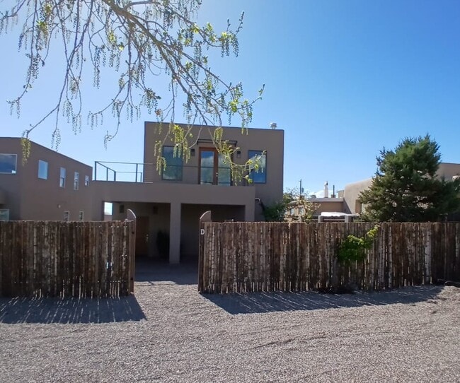 1022 Don Diego Ave in Santa Fe, NM - Foto de edificio - Building Photo