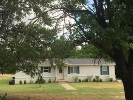 301 W Mulberry St in Decatur, TX - Building Photo