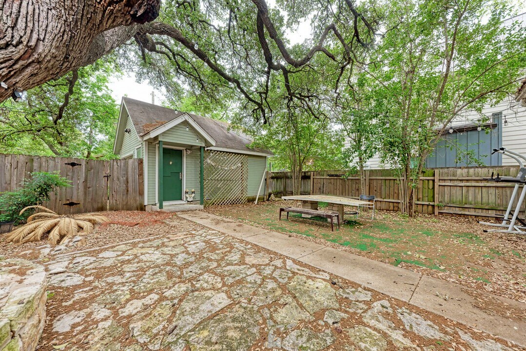 1205-22nd 1/2 W 22 1/2 St in Austin, TX - Building Photo