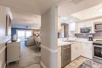 1055 W Peppertree Dr in Sarasota, FL - Building Photo - Building Photo