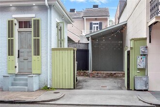 1300 Chartres St in New Orleans, LA - Foto de edificio - Building Photo