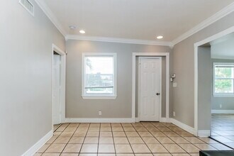 395 Plum Tree Dr in Lantana, FL - Building Photo - Building Photo