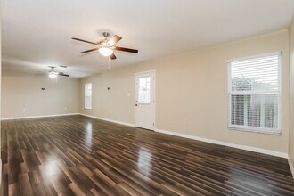 1302 Foxboro Dr in Brandon, FL - Building Photo - Building Photo